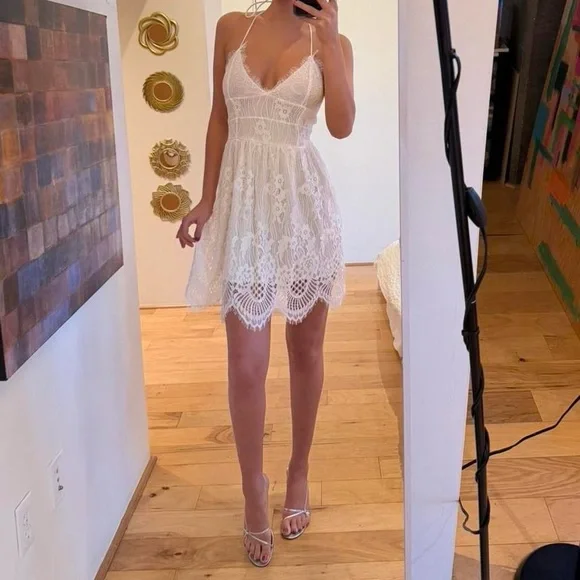 Elegant White Floral Lace Halter Dress - Picture 2 of 7